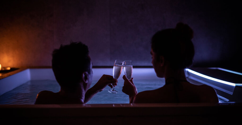 Ingresso privato di 2 ore
Kit cortesia: telo e ciabattine
Cocktail accompagnato da 3 assaggi

€ 60,00 a persona